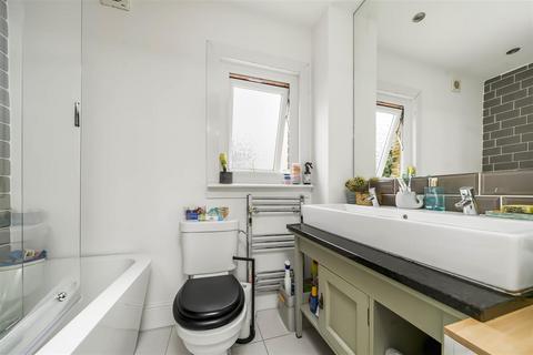 9 Prospect Crescent, Twickenham, TW2 7EB