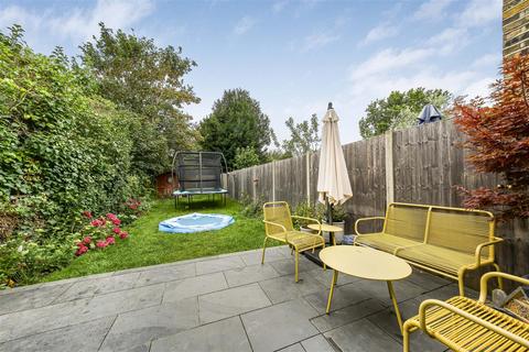 9 Prospect Crescent, Twickenham, TW2 7EB