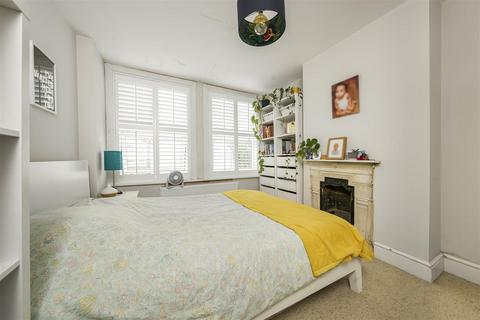 9 Prospect Crescent, Twickenham, TW2 7EB