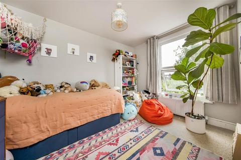 9 Prospect Crescent, Twickenham, TW2 7EB