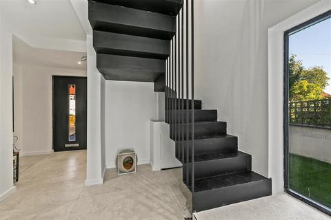 27 Meadway, Twickenham, TW2 6PG