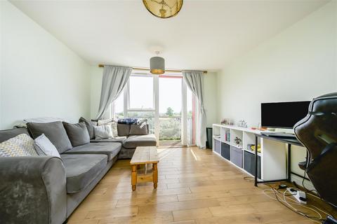 1 bedroom apartment for sale, Langhorn Drive, Twickenham