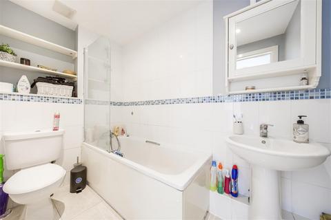 1 bedroom apartment for sale, Langhorn Drive, Twickenham