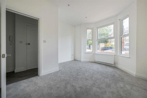 2 bedroom apartment for sale, Latham Road, Twickenham