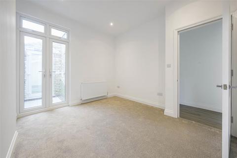 2 bedroom apartment for sale, Latham Road, Twickenham