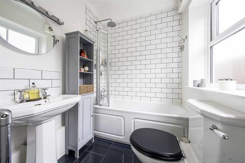 32 Chestnut Road, Twickenham, TW2 5QZ