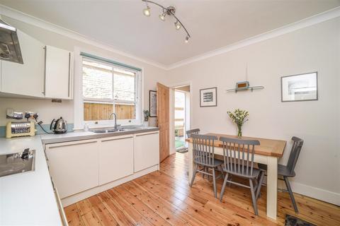 2 bedroom maisonette to rent, Kenley Road, St Margarets