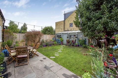 63 Priory Road, Hampton, TW12 2PG