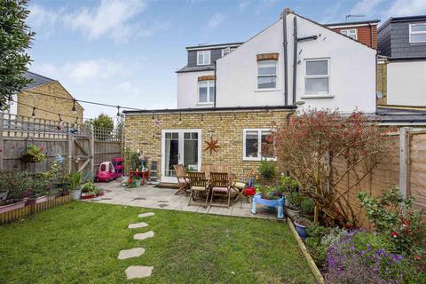 63 Priory Road, Hampton, TW12 2PG