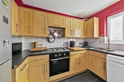 16 Bel Lane, Hanworth, Feltham, TW13 6BY