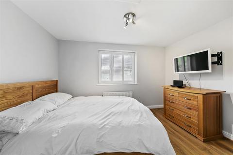 16 Bel Lane, Hanworth, Feltham, TW13 6BY