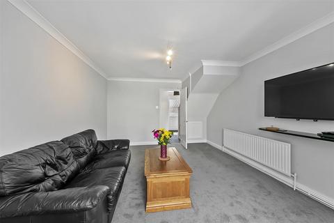 16 Bel Lane, Hanworth, Feltham, TW13 6BY