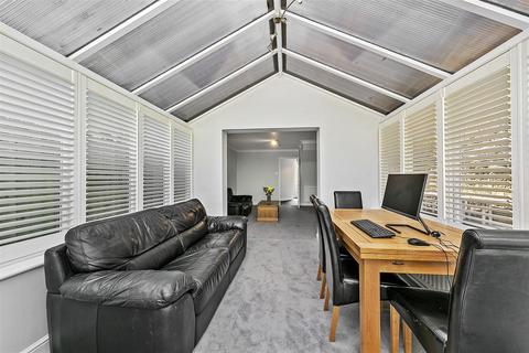 16 Bel Lane, Hanworth, Feltham, TW13 6BY
