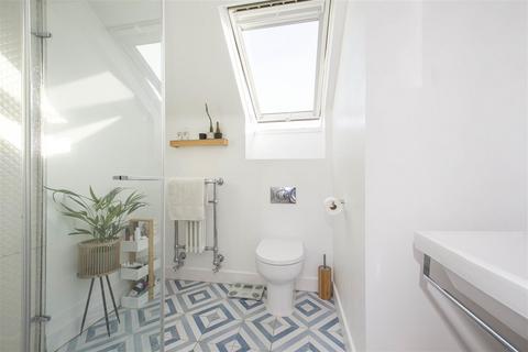 44 Malvern Road, Hampton, TW12 2LN