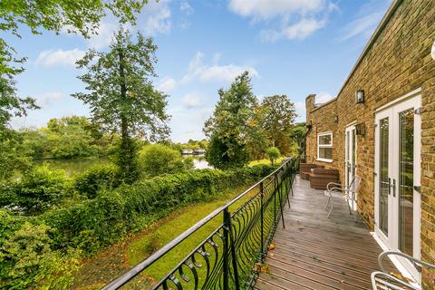 2 bedroom terraced house for sale, Hampton Court Road, Hampton