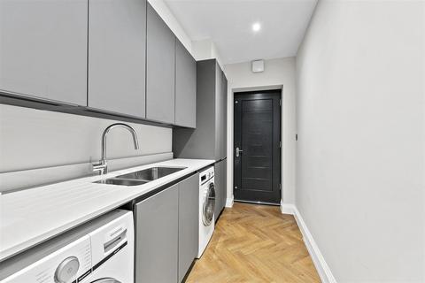 86b Ormond Drive, Hampton, TW12 2TN