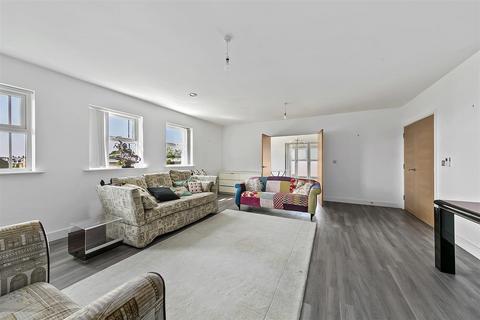 2 bedroom penthouse for sale, Hazelwood House, Sunbury-On-Thames