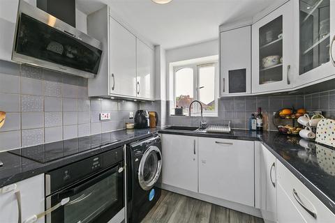 2 bedroom apartment for sale, Redford Close, Feltham