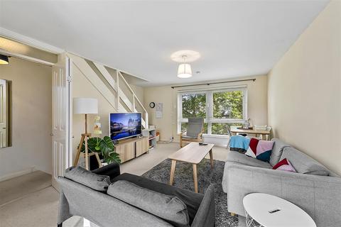 49a Percy Road, Hampton, TW12 2LD