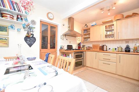 18 New Road, Hanworth, Feltham, TW13 6TQ