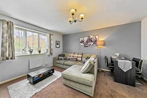 316 Redford Close, Feltham, TW13 4TJ