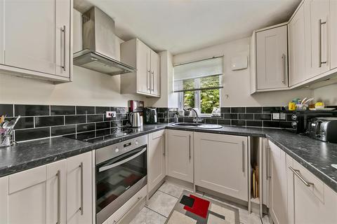 316 Redford Close, Feltham, TW13 4TJ