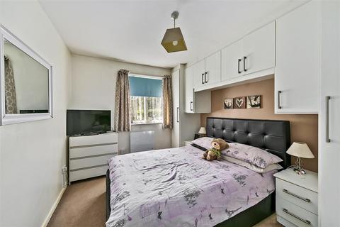 316 Redford Close, Feltham, TW13 4TJ