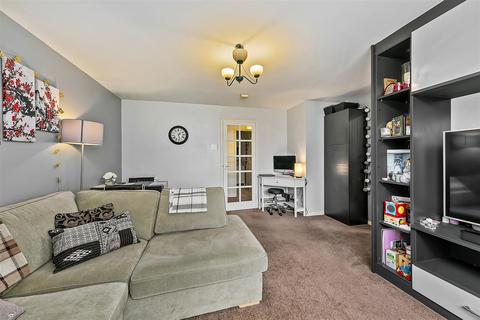 316 Redford Close, Feltham, TW13 4TJ