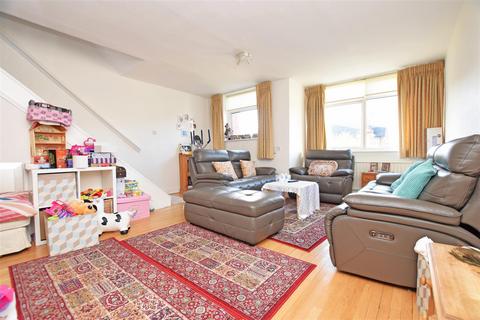 4 bedroom terraced house for sale, Chestnut Avenue, Hampton