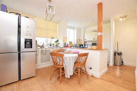 4 bedroom terraced house for sale, Chestnut Avenue, Hampton