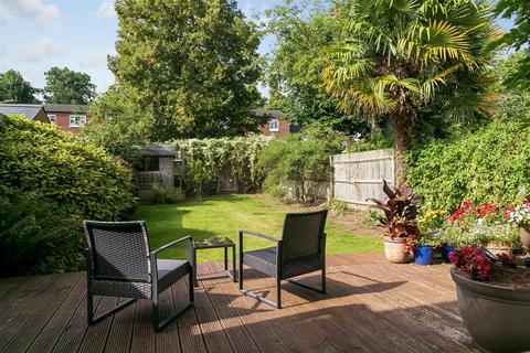7 Elmers Drive, Teddington, TW11 9JB