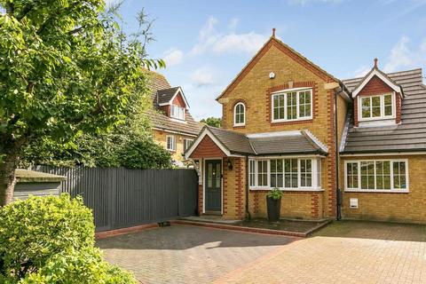 4 bedroom house for sale, Widewing Close, Teddington