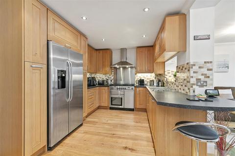 4 bedroom house for sale, Widewing Close, Teddington