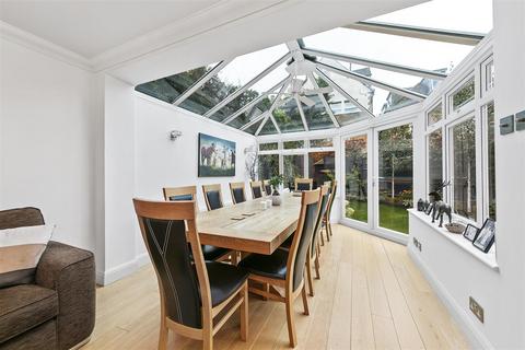 4 Widewing Close, Teddington, TW11 0DY