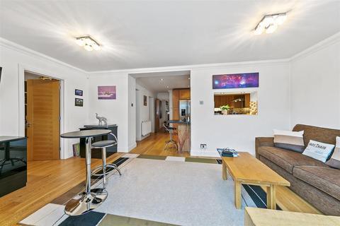 4 Widewing Close, Teddington, TW11 0DY