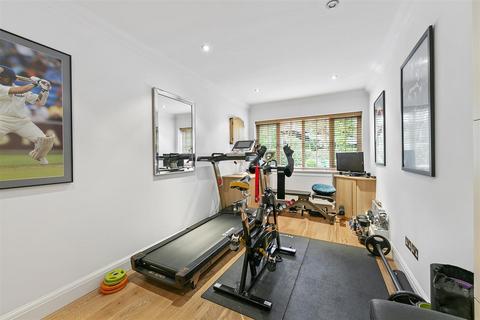 4 Widewing Close, Teddington, TW11 0DY