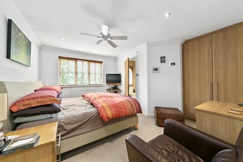4 Widewing Close, Teddington, TW11 0DY