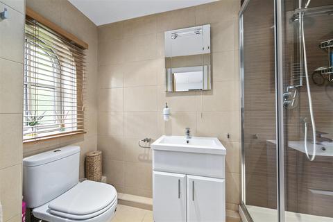 4 Widewing Close, Teddington, TW11 0DY