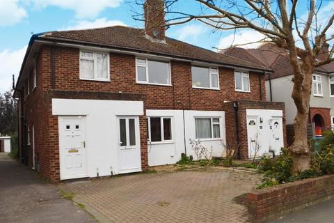 2 bedroom maisonette to rent, Vicarage Road, Hampton Wick