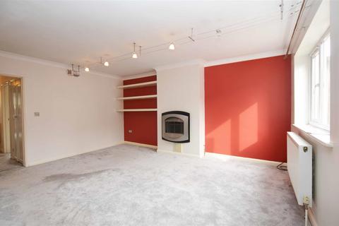 2 bedroom maisonette to rent, Vicarage Road, Hampton Wick