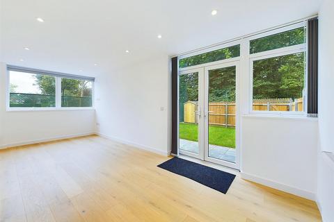 3 bedroom detached house to rent, Thameside, Teddington