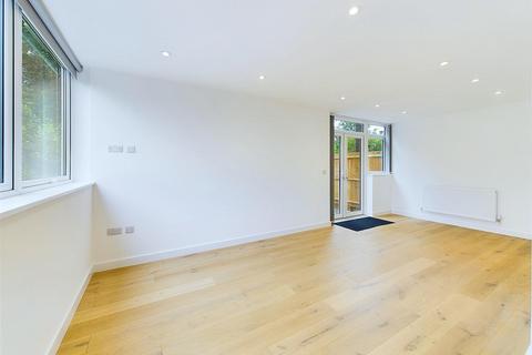 3 bedroom detached house to rent, Thameside, Teddington