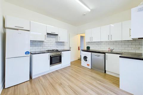 3 bedroom apartment to rent, Broad Street, Teddington