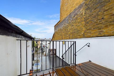 3 bedroom apartment to rent, Broad Street, Teddington