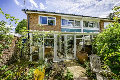 25 Ferrymoor, Richmond, TW10 7SD