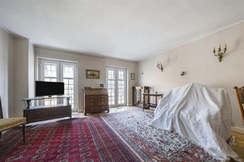 12 Topiary Square, Richmond, TW9 2DB