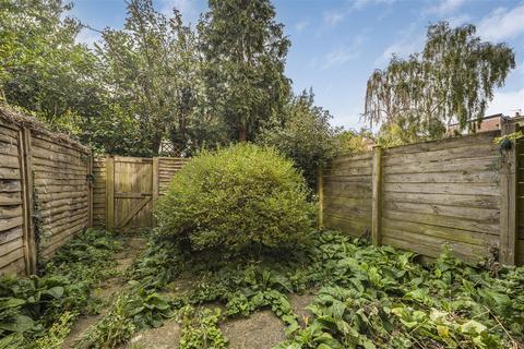 12 Topiary Square, Richmond, TW9 2DB