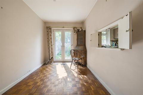 12 Topiary Square, Richmond, TW9 2DB