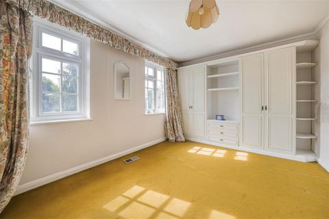 12 Topiary Square, Richmond, TW9 2DB