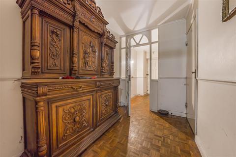 12 Topiary Square, Richmond, TW9 2DB